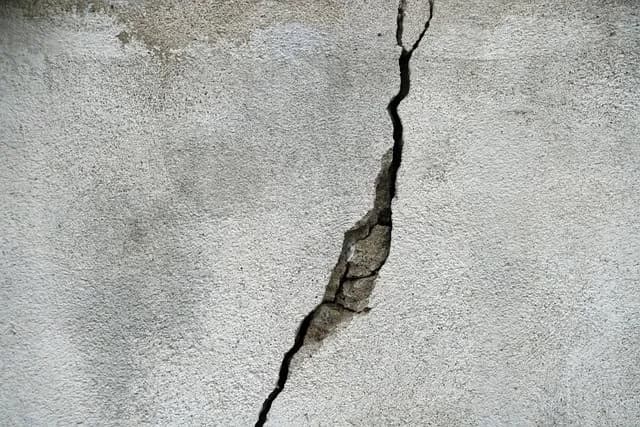 Kiedy pęknięcia ścian zagrażają konstrukcji domu - ekspert ostrzega