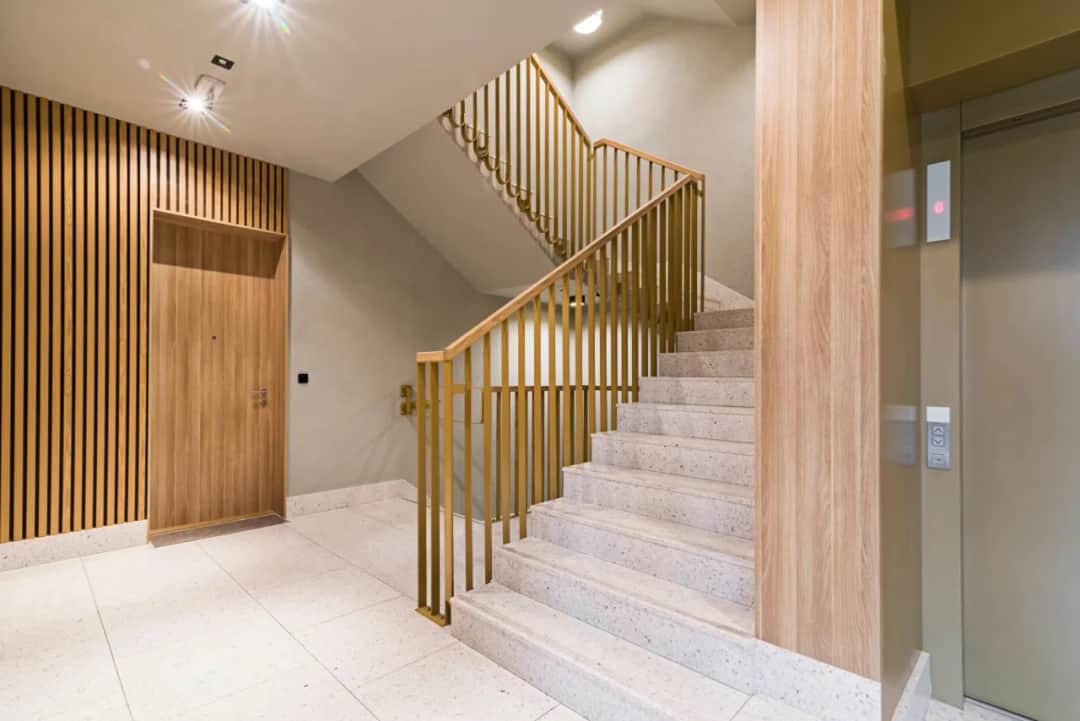 Najlepsze materiały na ściany klatki schodowej - praktyczne porady wykończenia