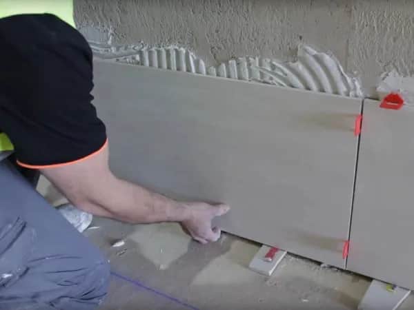 Jak kłaść płytki na ścianie: praktyczna instrukcja dla początkujących