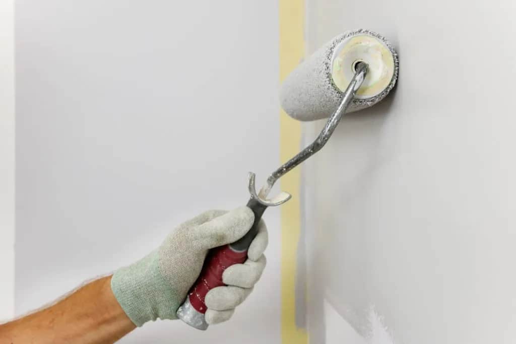 Jak długo schnie farba na ścianie? Czasy schnięcia różnych rodzajów farb i czynniki wpływające na proces