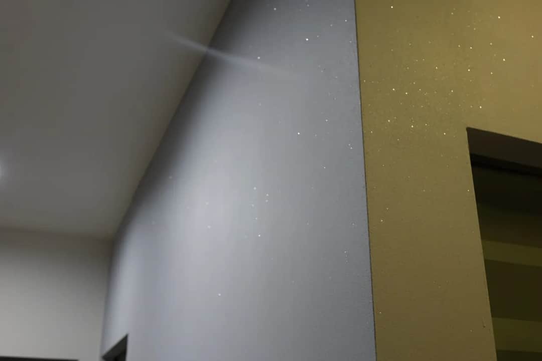 Jakie kolory farby z brokatem najlepiej wybrać do wnętrza?