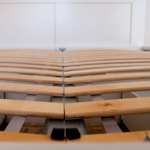 Jak regulować twardość w stelażach pod materac?