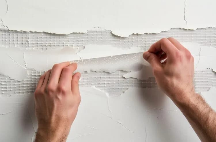 Skuteczne sposoby wypełniania głębokich pęknięć w ścianie: krok po kroku