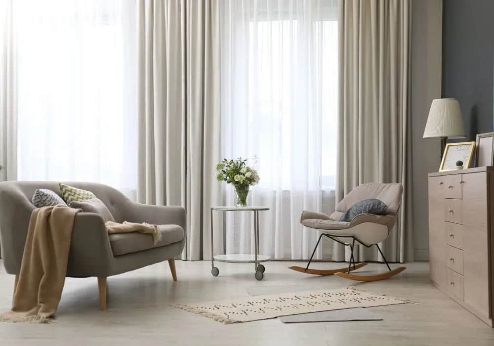 Jaki karnisz wybrać na okno lub całą ścianę? Porady i informacje pomocy w wyborze