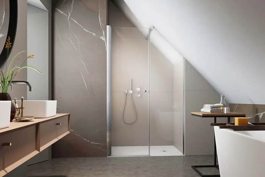 Łazienka pod skosem z prysznicem: jak ją urządzić?