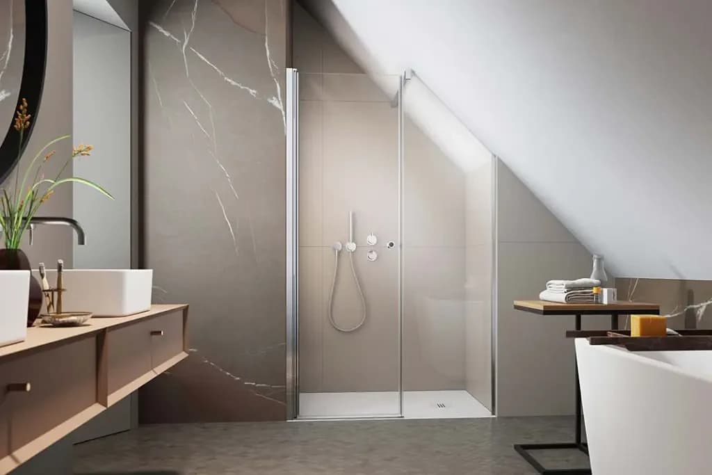 Łazienka pod skosem z prysznicem: jak ją urządzić?