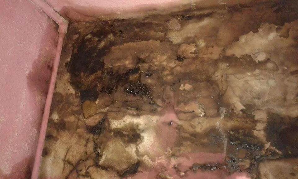 Jak skutecznie usunąć plamy na ścianie po kominku? Sprawdzone metody czyszczenia i przyczyny powstawania zabrudzeń