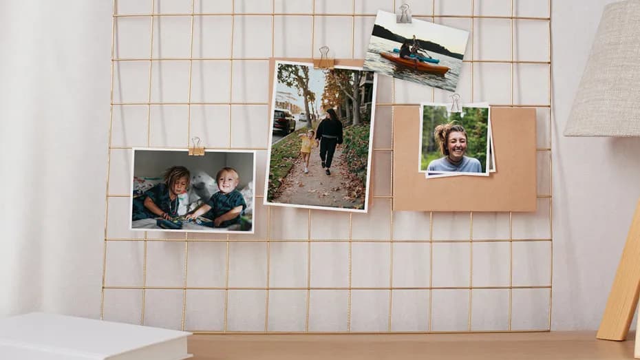 Jak łatwo i estetycznie powiesić zdjęcia na ścianie - praktyczne porady krok po kroku