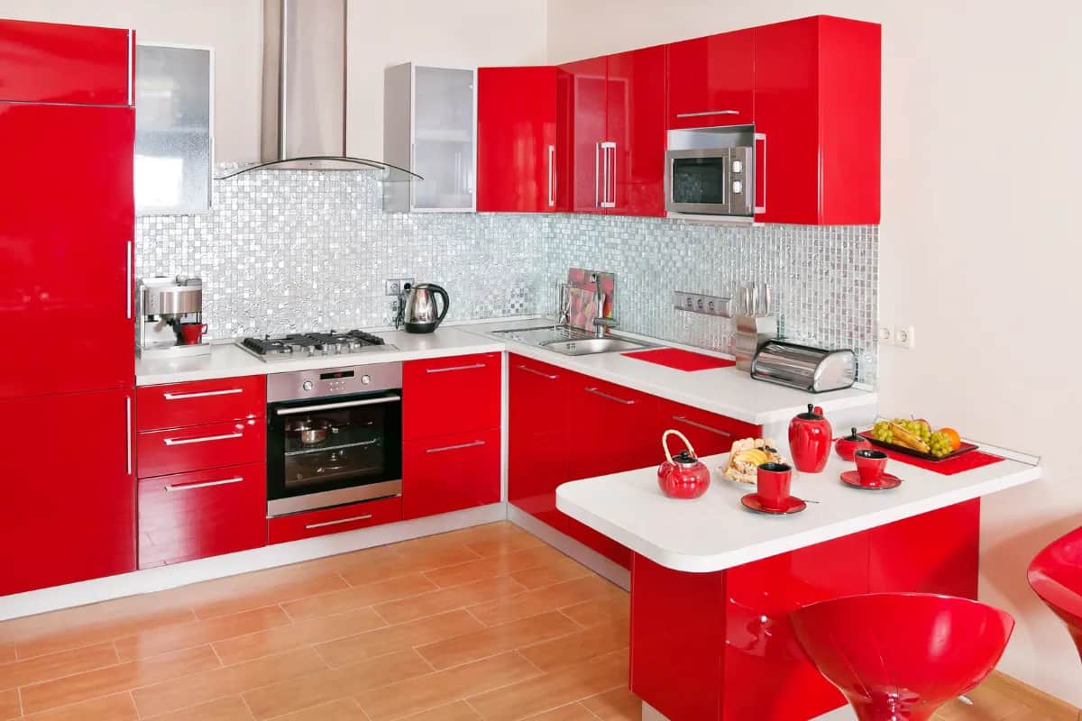Czerwona kuchnia jakie ściany – idealne kolory, które zharmonizują przestrzeń