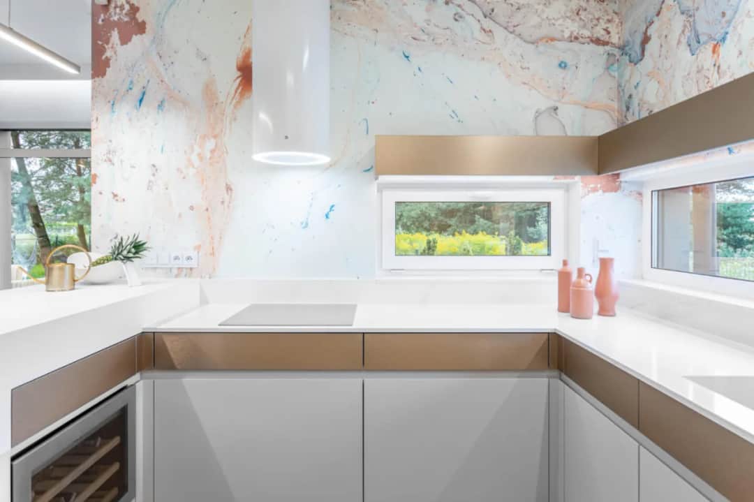 Najlepsze materiały na ścianę w kuchni: 5 rozwiązań bez plam i zabrudzeń