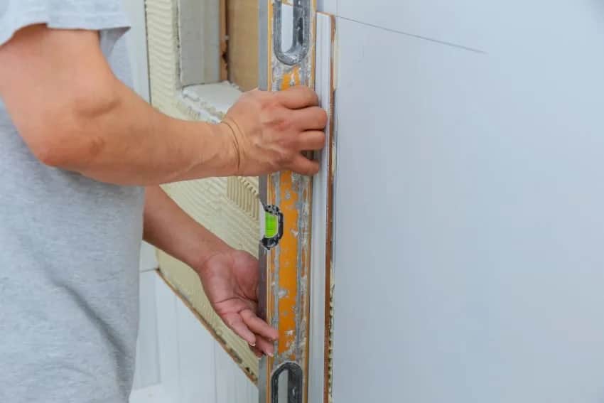 Kolejność układania płytek na ścianie a podłodze - jak uniknąć błędów