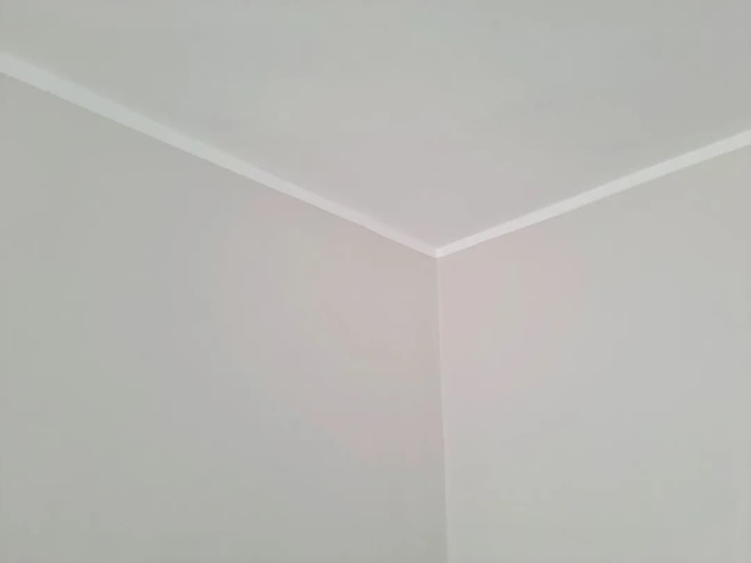 Jaka jest odpowiednia szerokość odcięcia sufitu od ściany? Poradnik krok po kroku