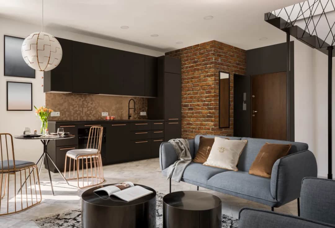 Najlepsze kolory ścian do czerwonej cegły - jak dobrać idealny odcień